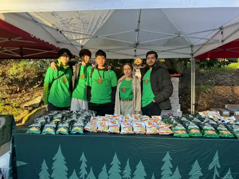 Downtown Vancouver high school students volunteering as an extracurricular activity